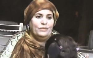 مقطع فيديو يظهر زوجة القذافي صفية وهي تضع ثعبان على كتفيها