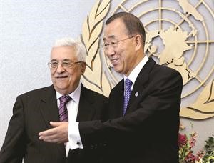 الرئيس الفلسطيني محمود عباس مصافحا امين عام الامم المتحدة بان كي مون خلال وصوله الى الامم المتحدة امس اب