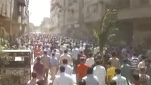صورة بثها ناشطون على الانترنت لتشييع احد القتلى في سقبا بريف دمشق﻿