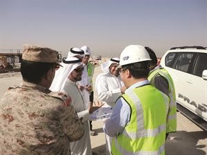 دفاضل صفر متحدثا الى كبار مهندسي المشروع﻿