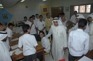 الوزير مع طلاب مدرسة محمد عبدالله المهيني