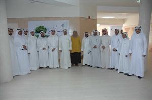 وزير التربية ووزير التعليم العالي احمد المليفي يتوسط القيادات التربوية والعاملين بمدرسة عبدالمحسن الزامل سعود سالم