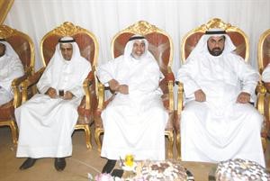د محمد البصيري متوسطا م سامي الرشيد واحمد الحمادي خلال احتفال النفط باقرار الزيادات المالية كرم ذياب