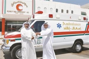 عبدالهادي الهاجري يسلم مفاتيح سيارتي الاسعاف الى نبيل الحافظ﻿