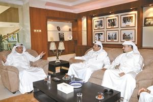 الهاجري في حوار مع مسؤولي الجمعية﻿
