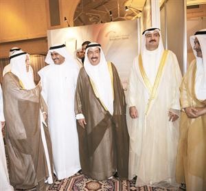 القاضي متوسطا علي الغانم واحمد الهارون وحمد المرزوق في دورة الملتقى الماضية
