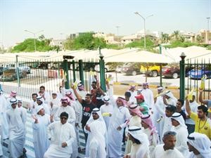عدد من المعتصمين يرفعون الكارت الاصفر خلال اعتصامهم امام الهيئة﻿
