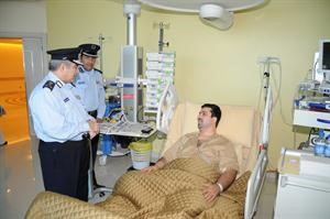 الوزير علي الراشد يتحدث الى العميد امين عابدين ويبدو المقدم خليل الامير﻿