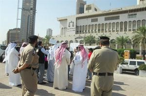 مواطنون يرفعون شعارات للافراج عن ابل﻿