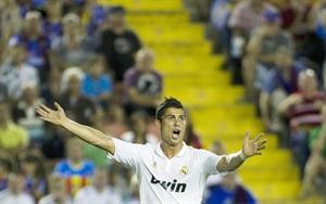مهاجم ريال مدريد كريستيانو رونالدو طالب بضربة جزاء امام ليفانتي وهاجم التحكيم رويترز