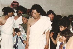 صورة ارشيفية للعقيد الفار معمر القذافي خلال ادائه مناسك العمرة