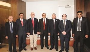 دعبدالوهاب الفوزان متوسطا دابراهيم كلداري ودعبدالغني كبة وعددا من اعضاء الوفد الكويتي في افتتاح القاعة
