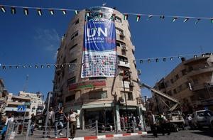 اعلام فلسطينية ولافتة تحمل اعلام الدول المؤيدة لاعلان دولة فلسطين بالضفة الغربية	رويترز﻿