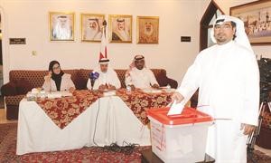 احد الناخبين يدلي بصوته بحضور السفير البحريني متين غوزال