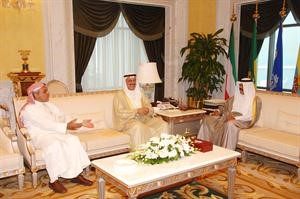 سمو نائب الامير وولي العهد الشيخ نواف الاحمد مستقبلا بدر الحميضي وبدر البدر
