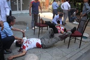 مسعفون يحاولون انقاذ عدد من جرحى انفجار انقرة امس رويترز