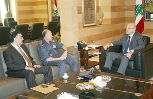 رئيس الحكومة نجيب ميقاتي مستقبلا اللواء اشرف ريفي والعقيد وسام الحسن في السراي امس	محمود الطويل﻿