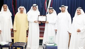 عبدالعزيز المرزوق يتسلم الدرع من رئيس وفد العروبة﻿