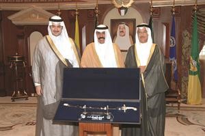 سمو نائب الامير الشيخ نواف الاحمد مستقبلا الشيخ مبارك عبدالله المبارك وعيسى العيسى