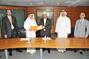 السفير الصومالي يتسلم شيك التبرع﻿