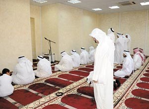 المصلون يؤدون الشعائر في مسجد القرين الذي تم افتتاحه امس