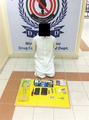 المتهم وامامه المضبوطات﻿
