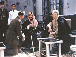 صورة ارشيفية للملك الراحل عبدالعزيز بن عبدالرحمن ال سعود مع عدد من المسؤولين الغربيين﻿