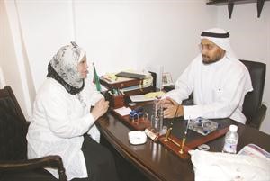 دمحمد الحجي متحدثا للزميلة ليلى الشافعي
