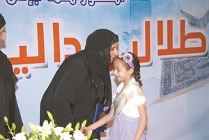 قبلة على الراس من الشيخة اوراد الجابر
