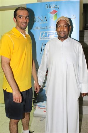 مدير البطولة علي الرندي مع لاعب منتخبنا بدر الحسيني﻿