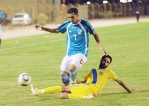 لاعب السالمية ناصر العثمان مع مدافع الساحل حسين سالم في مواجهة سابقة﻿