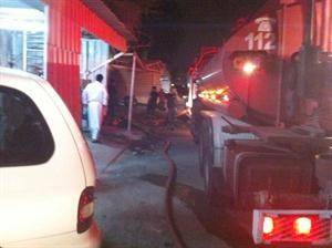 رجال الاطفاء خلال تعاملهم مع حريق الفردوس﻿