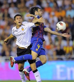 نجم برشلونة سيسك فابريغاس يرتقي للكرة مع فيكتور روبيز افپ