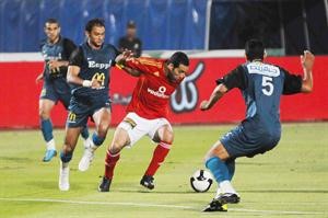 لاعب وسط الاهلي محمد ابوتريكة يتعرض للمضايقة من مدافعي انبي

