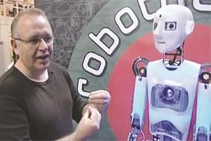الروبوت يخاطب الاخرين ويتعرف عليهم
