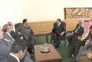 سمو الشيخ ناصر المحمد خلال اللقاء مع الملك حمد بن عيسى ال خليفة بحضور المستشار عبدالرحمن العتيقي والشيخ دمحمد الصباح واعضاء الوفد المرافق﻿