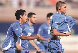 بندر بورسلي يحتفل بتسجيل الهدف الثالث مع زملائه 	الازرقكوم﻿