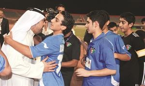 الشيخ طلال الفهد يتلقى التهنئة من اللاعبين بعد المباراة﻿