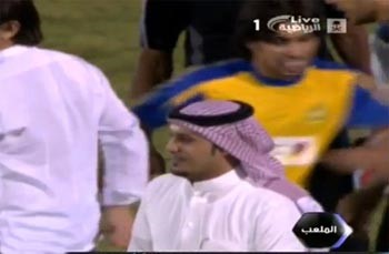 حسين عبدالغني يوجه ضربة بكوعه لحارس الفيصلي تيسير ال نتيف