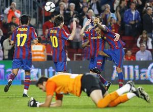كتيبة نجوم برشلونة الفيس وانييستا وميسي وبيدرو يحتفلون بهدف الفوز في مرمى اتلتيكو مدريد في مباراة سابقة
