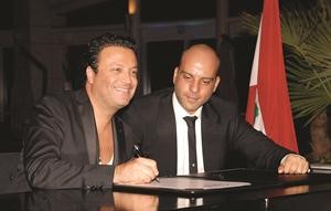 عمر هلال وزهير مراد اثناء توقيع العقد﻿