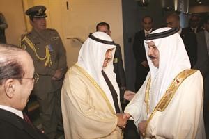 الملك حمد بن عيسى مصافحا سمو الشيخ ناصر المحمد﻿