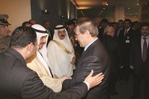 ملك البحرين وسمو الشيخ ناصر المحمد في استقبال رؤساء الوفود﻿