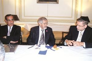 دهلال الساير يستمع الى شرح عن مراحل تنفيذ المشروع
