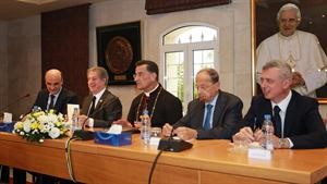 البطريرك بشارة الراعي متوسطا الزعماء الموارنة حيث جلس على يمينه قطبا 14 اذار الرئيس امين الجميل ود سمير جعجع وعلى يساره قطبا 8 اذار الجنرال ميشال عون والنائب سليمان فرنجيه في بكركي امس محمود الطويل 