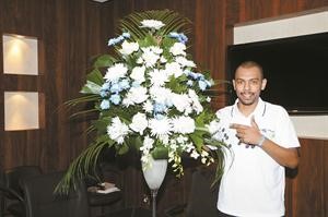 العتيقي مع باقة ورد مهداة لشخصه﻿