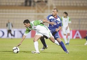 «المئوي» جراح العتيقي: اعتزالي اللعب الدولي مرهون بالتأهل لمونديال 2014.. والروح القتالية سلاح «الأزرق» للفوز على لبنان