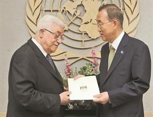 الرئيس الفلسطيني محمود عباس يسلم الامين العام للامم المتحدة بان كي مون طلب انضمام الدولة الفلسطينية الى المنظمة الدولية 	 افپ﻿