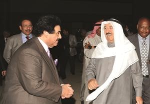 صاحب السمو الامير الشيخ صباح الاحمد مودعا سمو الشيخ ناصر المحمد قبيل مغادرته الولايات المتحدة﻿