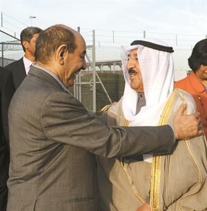 صاحب السمو الامير الشيخ صباح الاحمد لدى وصوله الى مطار هيثرو وفي استقباله رئيس مجلس الامة جاسم الخرافي﻿